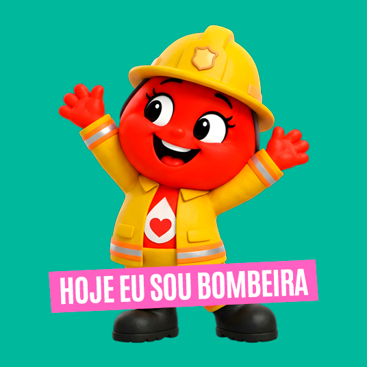 Maria Menarquinha com capacete e roupa de bombeira